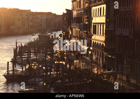 Venezia, Italia. Un inverno tramonto sul Grand Canal, come si vede dal Ponte di Rialto. Foto Stock