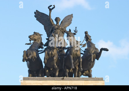 La pace decrescente la Quadriga di guerra la più grande scultura in bronzo in Europa sulla sommità del Wellington Arch London Foto Stock