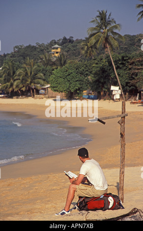 SRI LANKA un backpacker sulla spiaggia di Unawatuna vicino a Galle sulla costa sud Foto Stock
