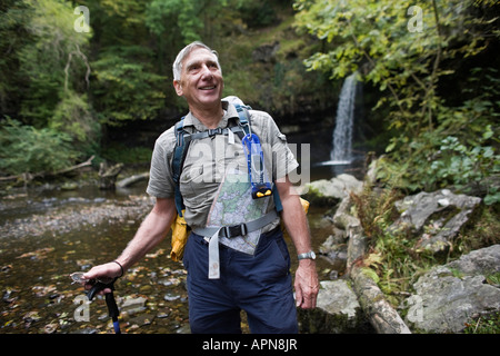 Coppia walker in cascata paese lungo la Nedd Fechan Parco Nazionale di Brecon Beacons Powys Galles Foto Stock