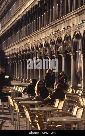 Venezia, Italia. Godendosi un po' di sole invernale in un caffè sulla Piazza San Marco. 2005. Foto Stock