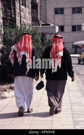 La Giordania di uomini in tipici abiti beduino in Amman city centre Foto Stock