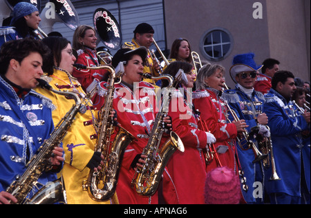 BASEL, Svizzera un 'Guggemusige' band effettuando al Carnevale annuali celebrazioni. Foto Stock