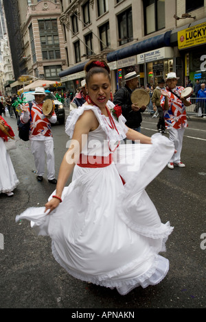 Ballerino portoricano alla prima sfilata annuale di ballo di New York City a Broadway nel 2007. Foto Stock