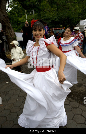 Ballerini ispanica presso la prima relazione annuale di New York CIty Dance Parade su Broadway nel 2007 Foto Stock