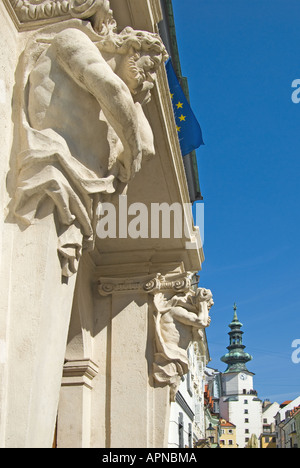 Bratislava, Slovacchia. Le statue sulla facciata della casa in Michalska street e Michael's Tower in background Foto Stock