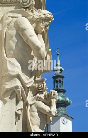 Bratislava, Slovacchia. Le statue sulla facciata della casa in Michalska street e Michael's Tower in background Foto Stock