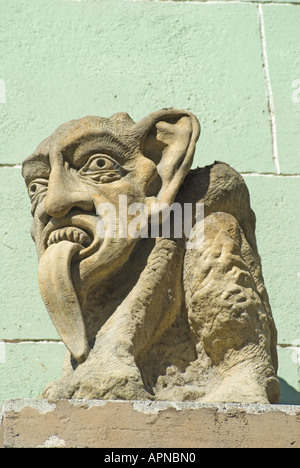 Bratislava, Slovacchia. Gargoyle sulla facciata della casa in via Michalska nel centro storico Foto Stock