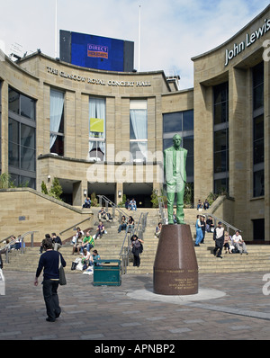 Il monumento all'ex primo Ministro scozzese Donald Dewar, situato all'estremità superiore di Buchanan Street a Glasgow, con dietro la Glasgow Royal Concert Hall. Foto Stock