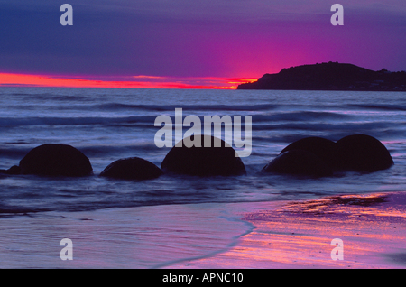 Moeraki Bolders all'alba, Nuova Zelanda, Sud Otago Moeraki, Foto Stock