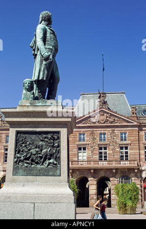 GENERAL KLEBER monumento su Place Kleber SQUARE CON AUBETTE ex edificio GARRISON XVIII C. STRASBURGO ALSACE FRANCIA Foto Stock