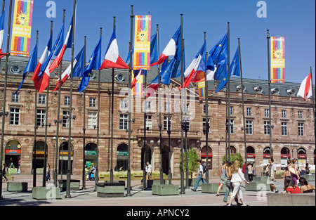 BANDIERE SU PLACE KLEBER CON AUBETTE EX EDIFICIO GUARNIGIONE 18 ° secolo STRASBURGO ALSAZIA FRANCIA EUROPA Foto Stock