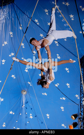 Circus acrobati di eseguire all'interno del big top Foto Stock