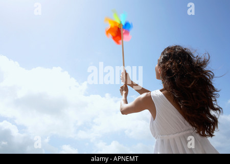 Giovane donna con la girandola contro sky (basso angolo di visualizzazione) Foto Stock