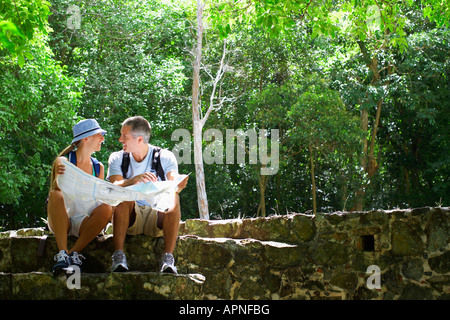 Metà adulto giovane lettura mappa su rovine Foto Stock