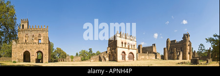 Un 4 punto immagine panoramica di immagini di sinistra a destra - archivio, biblioteca e Fasil o il castello di Fasilades nella royal enclosure. Foto Stock