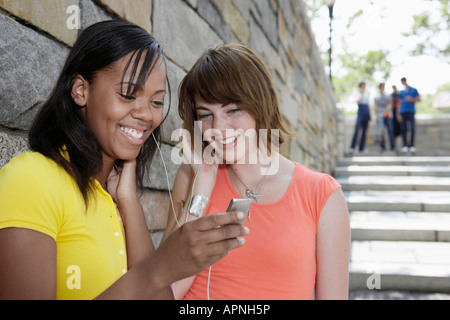 Le ragazze adolescenti la condivisione MP3 player Foto Stock