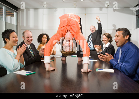 Imprenditrice facendo backbend alla riunione Foto Stock