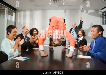 Imprenditrice facendo backbend alla riunione Foto Stock