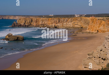 Bella scena nell angolo più meridionale del Portogallo Algarve in Porta de Sagres con scogliere rosso e acqua in Europa Foto Stock