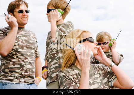 Famiglia in camuffamento con walkie talkie Foto Stock