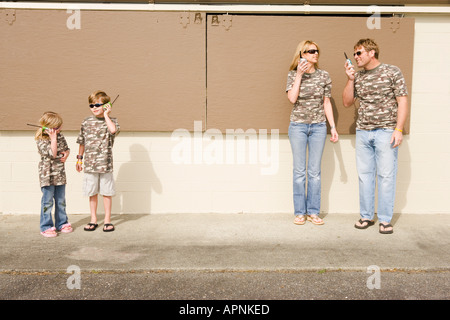 Famiglia in camuffamento di giocare con le radio Foto Stock