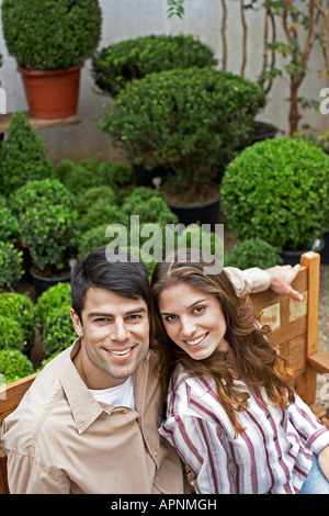 Coppia giovane seduto sul banco (elevato angolo di visualizzazione) Foto Stock