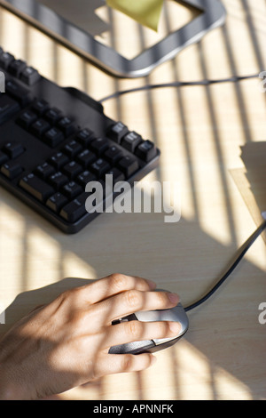 Donna di mano sul mouse del computer Foto Stock