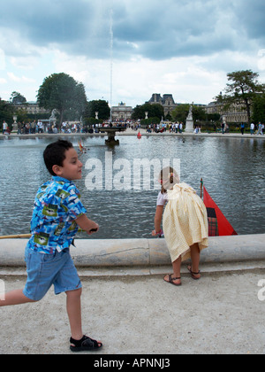 Bambini che giocano con una barca Foto Stock