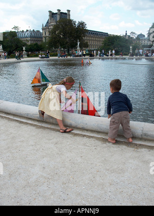 Bambini che giocano con una barca Foto Stock