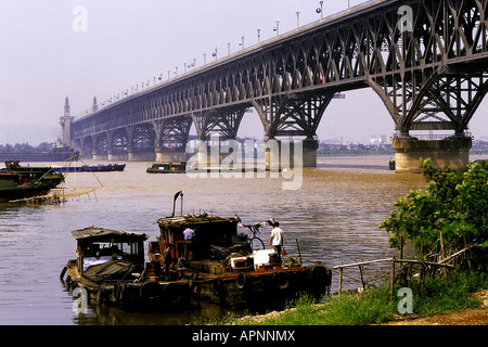 Il Ponte sul Fiume Yangtze di Nanjing e. Foto Stock