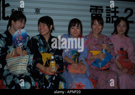 Femmine giapponesi in costumi tradizionali Tokushima, Giappone Foto Stock