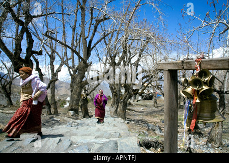 Pellegrini presso il tempio di Muktinath complesso. Circuito di Annapurna trek. Mustang. Il Nepal Foto Stock