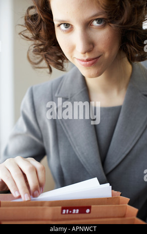 Imprenditrice passando attraverso i file Foto Stock