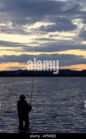 Pescatore di Pesca a Mosca Report di Pesca sul serbatoio Stoneyford al tramonto nella contea di Antrim Irlanda del Nord Foto Stock