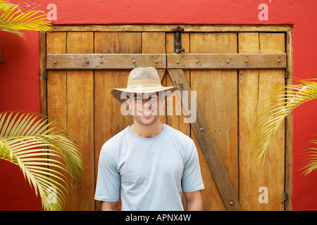 Giovane uomo da persiane in legno Foto Stock