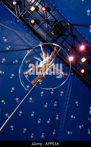 Circus acrobati di eseguire all'interno del big top Foto Stock