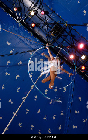 Circus acrobati di eseguire all'interno del big top Foto Stock