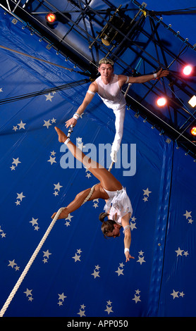 Circus acrobati di eseguire all'interno del big top Foto Stock