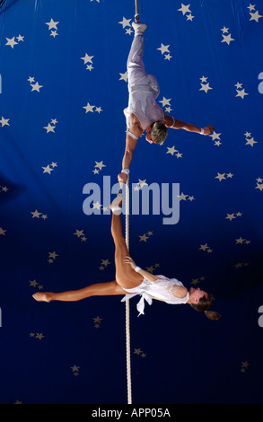 Circus acrobati di eseguire all'interno del big top Foto Stock