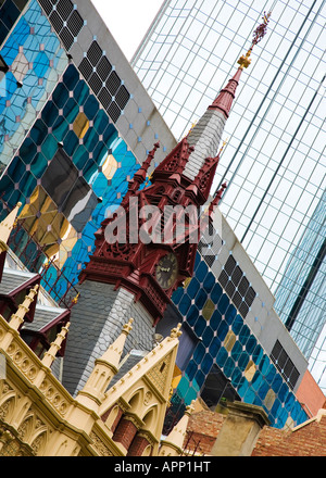 Guardando il Flinders Street stazione ferroviaria di clock tower, Melbourne, Australia Foto Stock