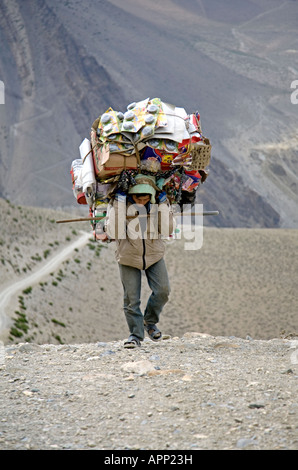 Venditore ambulante sulla strada per il villaggio di Kagbeni. Circuito di Annapurna trek. Mustang. Il Nepal Foto Stock