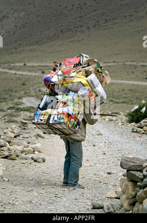 Venditore ambulante sulla strada per il villaggio di Kagbeni. Circuito di Annapurna trek. Mustang. Il Nepal Foto Stock