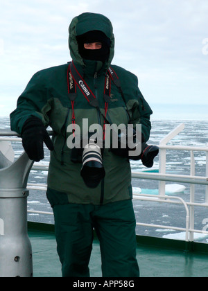 Fotografo in un turista icebreaker nell'Oceano Artico off la costa della Groenlandia Foto Stock