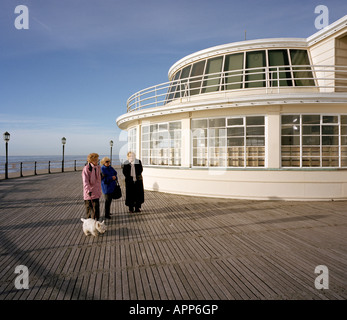 Tre donne anziane passeggiare lungo il molo di worthing West Sussex England Regno Unito Foto Stock