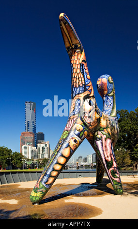 Melbourne Cityscape / 'Angel' di scultura in Melbourne s Birrarung Marr Park, Victoria Australia. Foto Stock