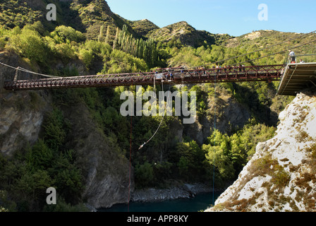 Bungee jumping da un J Hackett ponte sopra il fiume Kawarau in Queenstown,South Island, in Nuova Zelanda. Foto Stock