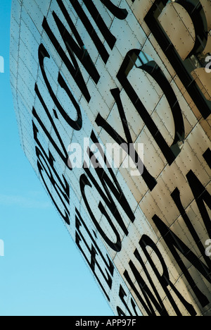 In queste pietre orizzonte cantare motto sulla facciata anteriore del Wales Millennium Centre Cardiff Bay Regno Unito GB Europa Foto Stock