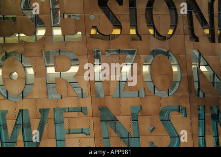 In queste pietre orizzonte cantare motto sulla facciata anteriore del Wales Millennium Centre Cardiff Bay Regno Unito GB Europa Foto Stock