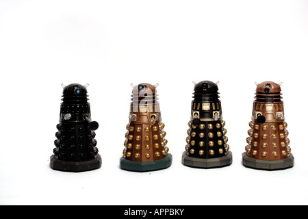 Quattro Daleks giocattolo. Daleks sono sinonimo con la serie televisiva della BBC 'Dottore chi" Foto Stock